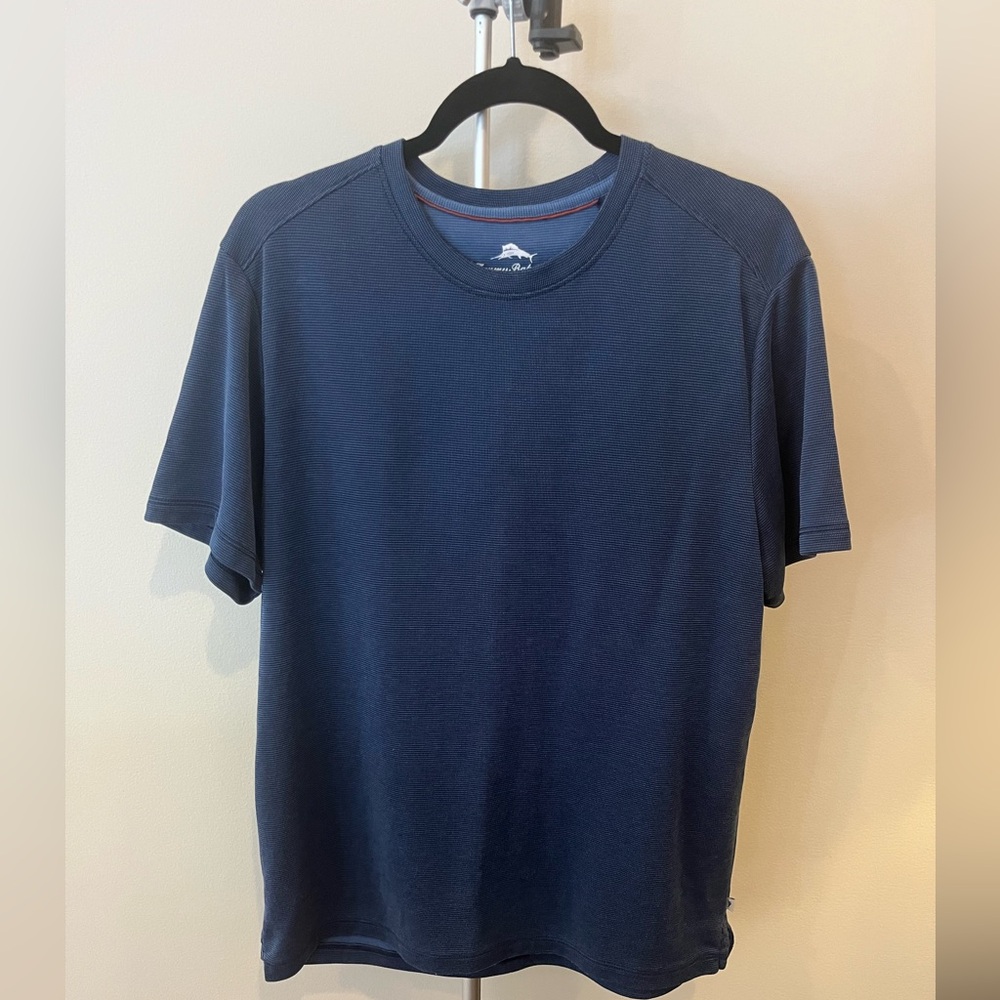 Tommy Bahama Navy Short Sleeve Wave Tee
Short Sleeve No wrinkle Size L Beach